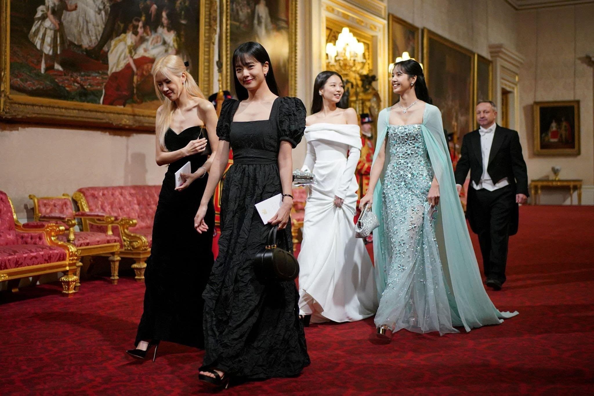BLCAKPINK 4名成員驚喜現身白金漢宮國宴。(翻攝X@21metgala)