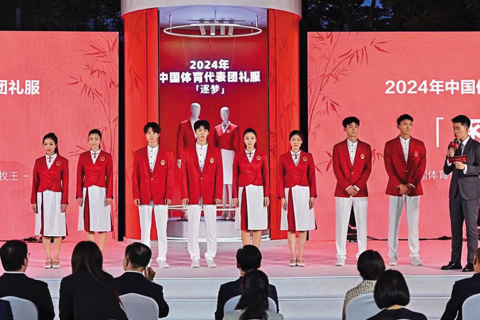 中國隊進場服以「逐夢」為主題,女裝設計卻挨批「像極了服務員制服」。(翻攝自中國隊微博)