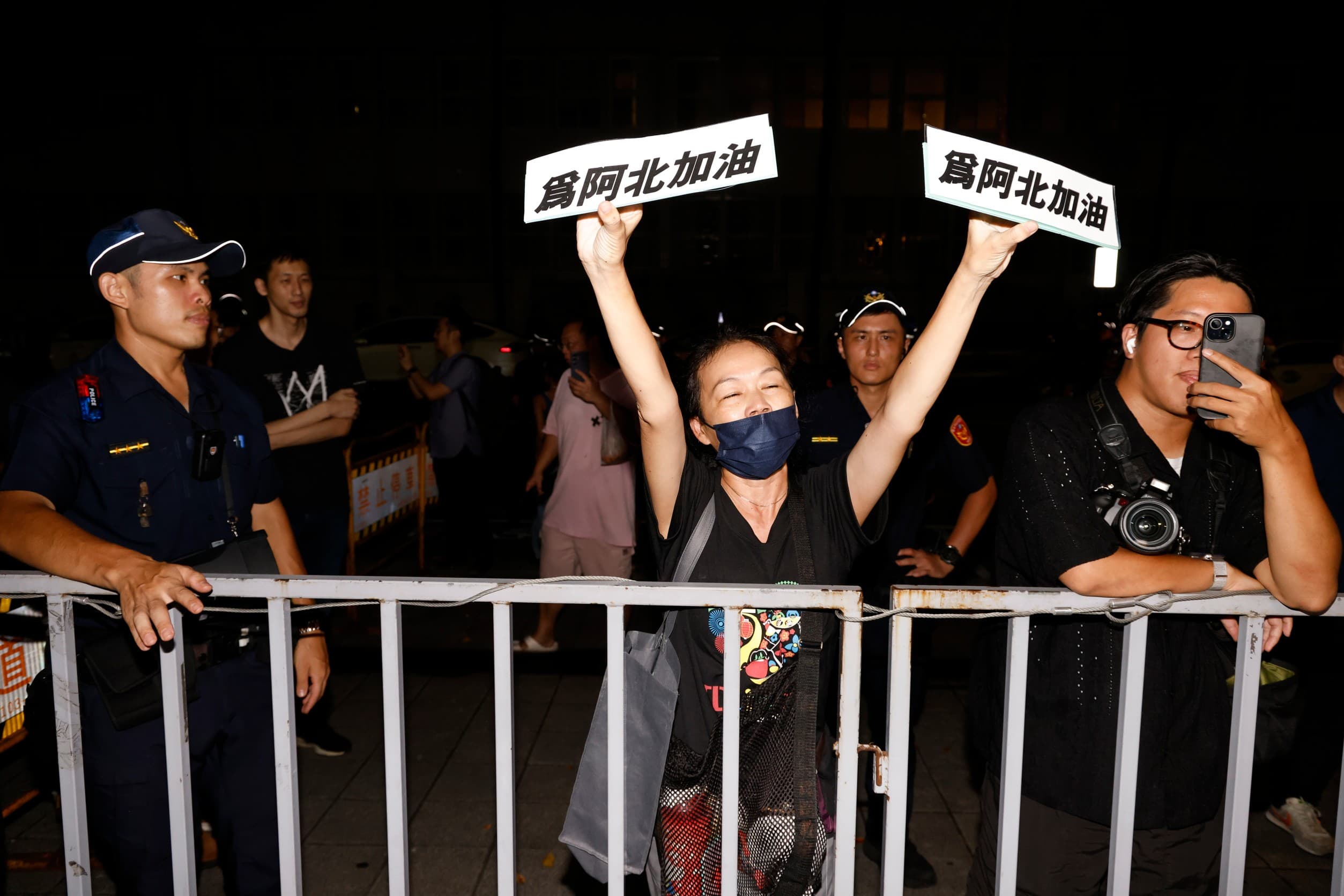在場支持者舉標語,為阿北加油。