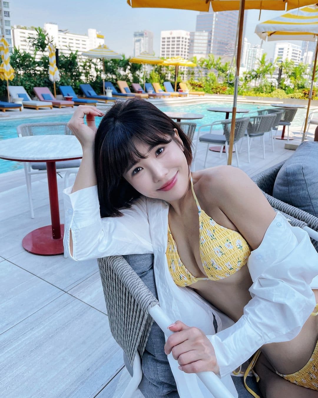 壯壯飛到泰國度假,泳池邊小露香肩。(翻攝IG@ula_shen_)