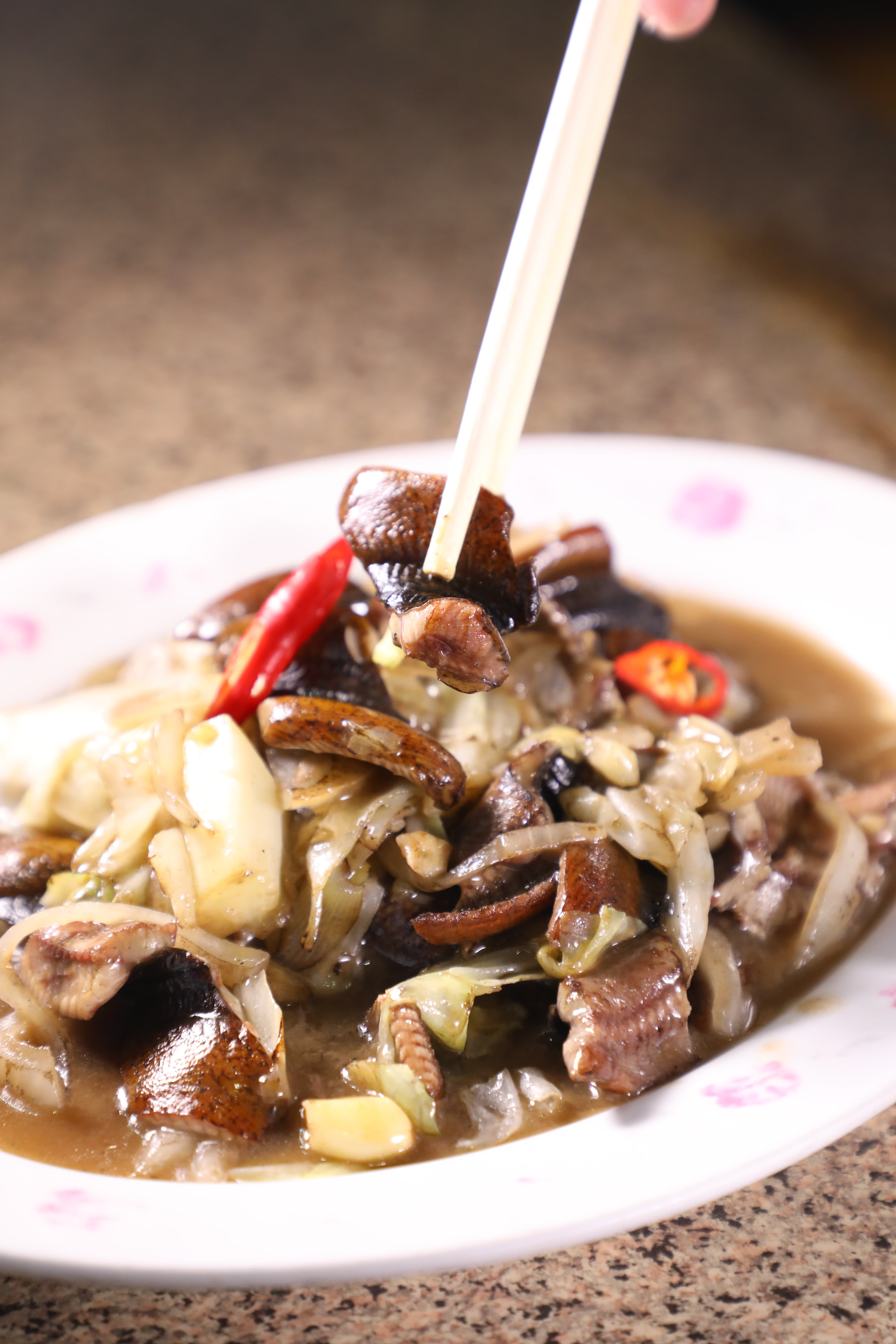 「林宗興鱔魚意麵」由「超級偶像」歌手林宗興的父母創立。老闆改良了台南鱔魚意麵偏甜的口味,研發出不易膩口的獨門醬汁。(何宗昇攝)