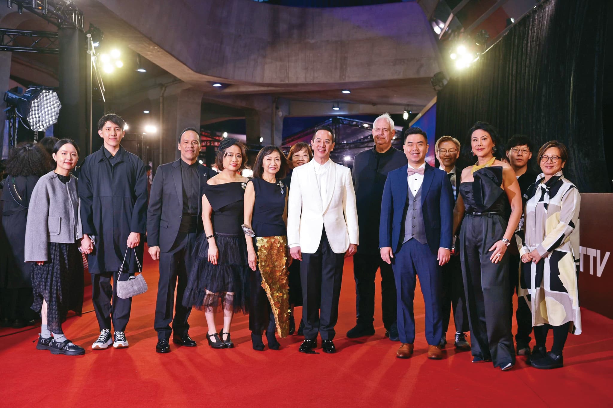 楊曜愷(前排右四)率《從今以後》演員和劇組人員出席本屆金馬獎頒獎典禮。(金馬執委會提供)