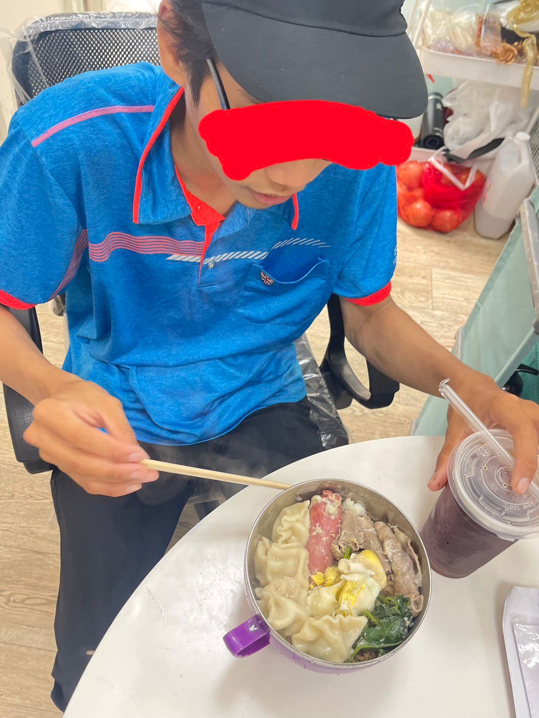 台中21歲青年自小就被關在套房,沒有受過教育。(翻攝蘇乙青臉書)