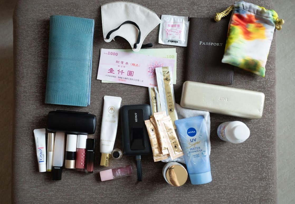 麻衣的隨身包開箱,除了有被譽為「燕窩界愛馬仕」的Bi-Su美巢小金條,還有過期多年的微風廣場禮券。
