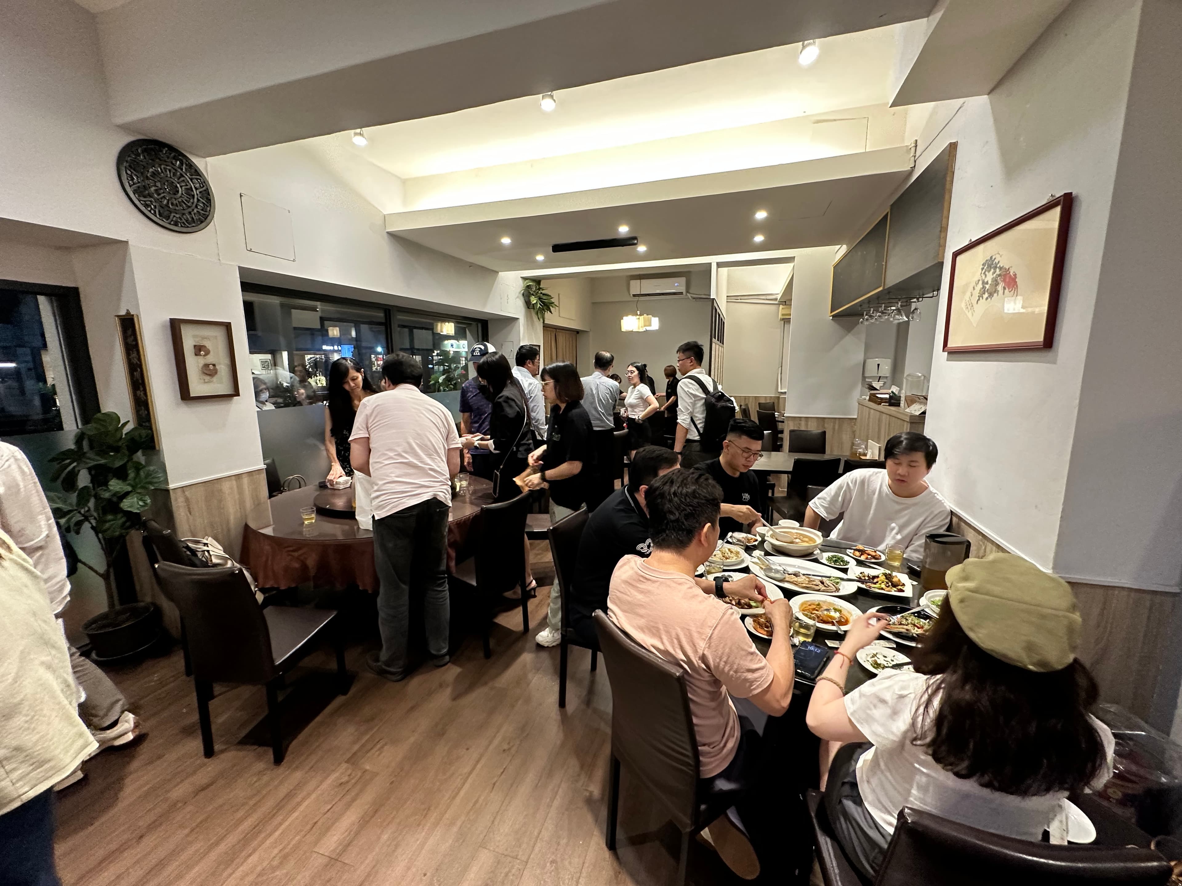 餐期都要分上、下半場,限時90分鐘用餐時間,才有辦法應付每天客滿的狀況。