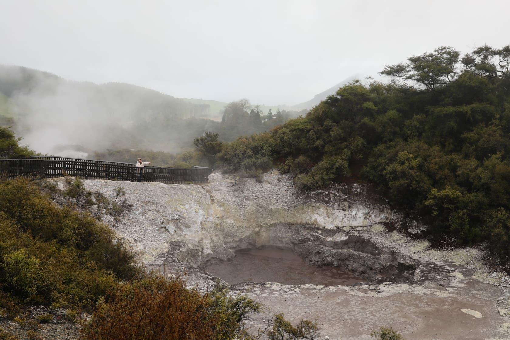 火山岩泥漿坑無時無刻都冒著白煙。