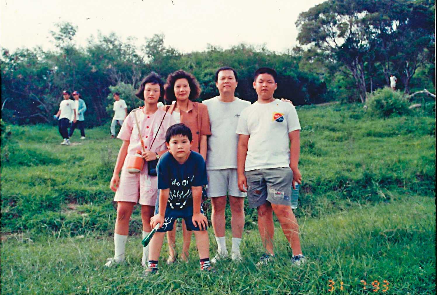 陳妍霖(左1)遺傳父親(右2)敢闖基因,母親(左2)在她創業陷入困境時,拿私房錢給予支持。(陳妍霖提供)